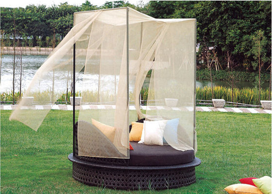 Tinggi Penutup PE Rotan sunbeds Outdoor Garden Furniture dengan Naungan Kelambu